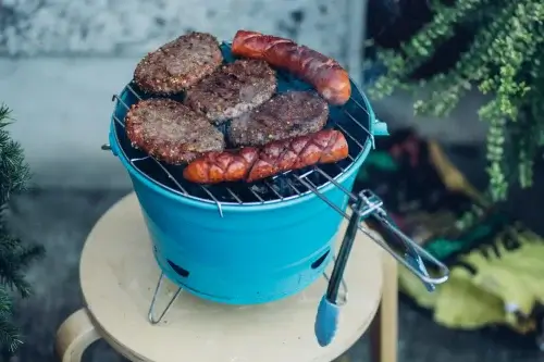 Preparando um Churrasco no balde.