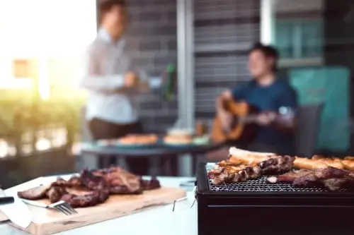 Pessoas mostrando como fazer churrasco em apartamento.