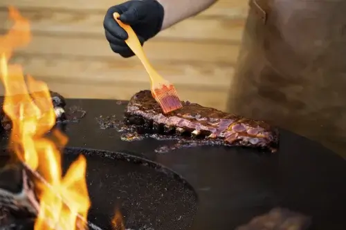 Preparando um churrasco americano.