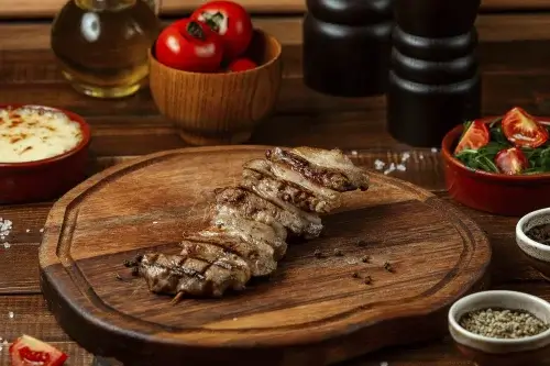 Preparando churrasco de bananinha.